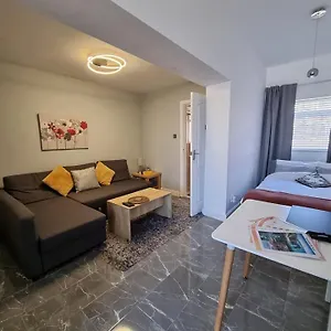 Your Own Studio Flat With Everything Need! Fully Equipped Kitchen, Free Coffee And Tea, Own Entrance, Private Parking, Smart Tv With Netflix, Sofa Bed, Your Own Shower And Toilet - Newly Renovated! Apartment Poole