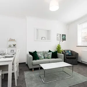 Modern Centrally Located 3 Bed With Tvs In Each Bedroom Super Fast Wifi And Crisp White Linen Hosted By Our Short Apartment Darlington (Durham)
